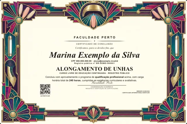 Modelo do certificado do curso de Alongamento de Unhas: registro público e QR de verificação — exemplo com dados fictícios.