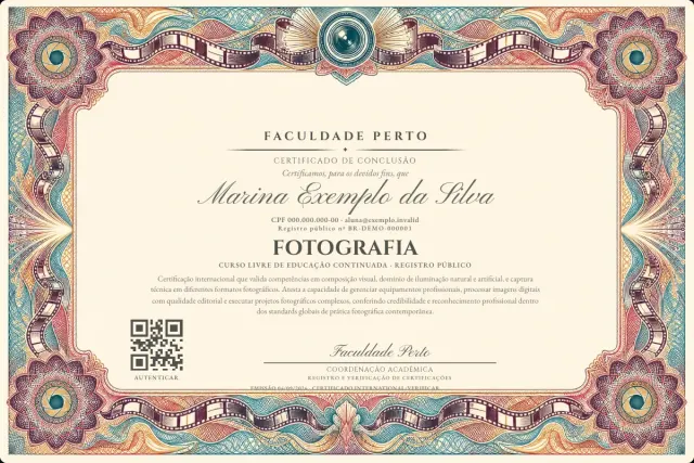 Modelo do certificado do curso de Fotografia: registro público e QR de verificação — exemplo com dados fictícios.