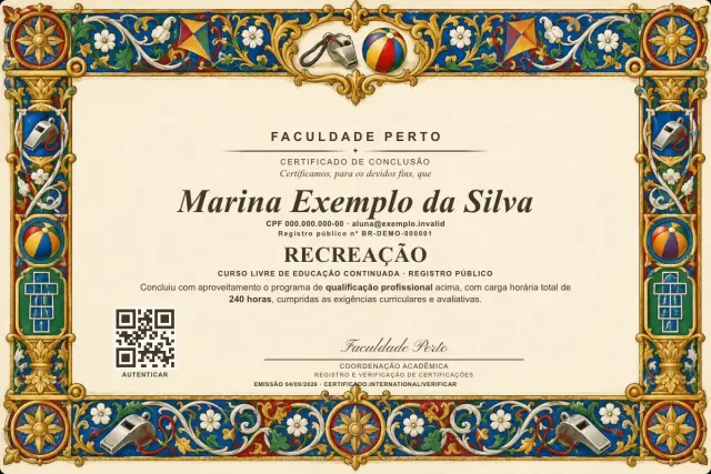 Modelo do certificado do curso de Recreação: registro público e QR de verificação — exemplo com dados fictícios.
